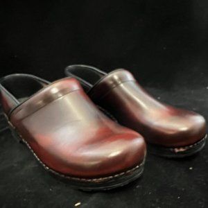 Sanita 'Classic Closed' Clogs in Antique Brown EU 47 US 13